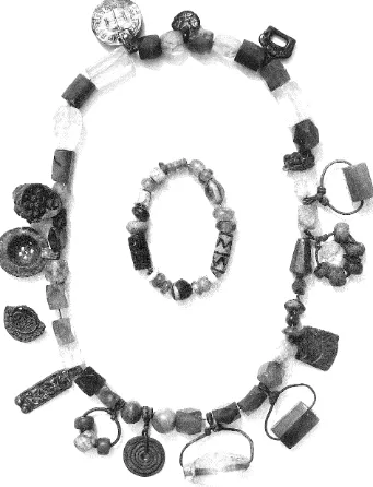 Fig. 7. Kjede fra grav 632 i Birka, Uppland, Sverige. Perlene i det store kjedet er hoved-sakelig laget av bergkrystall og karneol