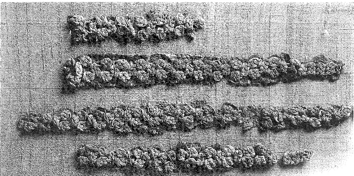 Fig. 9. Orientalske tekstilrester med ｳ￸ｬｶ｢ｲｯ､･ｲｩ･Ｑｾ＠funnet i grav 944 i Birka. Foto: ATA, Stockholm