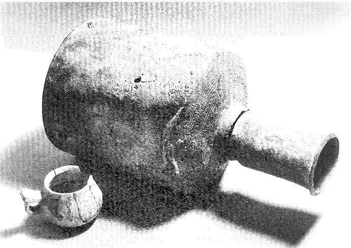Fig. l O a-b. Bronze bottle with a pseudo-Arabic inscription, found in a grave at Aska, Hagebyhoga, bstergotland, Sweden