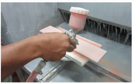 Gambar 3. Proses aplikasi glasir dengan alat bantu spraygun  pada permukaan lempengan keramik dinding.
