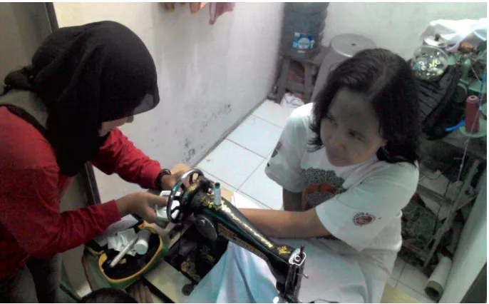 Gambar 1.1 Pengukuran Kadar Hemoglobin pada Penjahit Pasar Sore Padang  Bulan Kota Medan Tahun 2014 