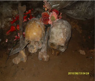 Gambar  jenazah orang toraja yang diistirahatkan di dalam goa atau di gunung