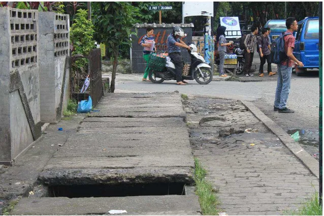 Gambar 4.15 Kondisi  trotoar  jalan  yang  kurang  terawat  dan  rusak.                            Sumber:Data Pribadi, Tahun:2015  