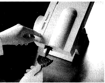 Gambar 3. Pencampuran bahan cetak polyether dengan dinamik mekanikal mixer.5   