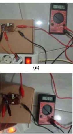 Gambar 9. Pengujian tegangan output a) sebelum dan b) setelah optocoupler diganti  Berdasarkan  tabel  2  di  atas  untuk  charger  smartphone,  lima  dari  sepuluh  sampel  mengalami  kerusakan  pada  kabel  USB