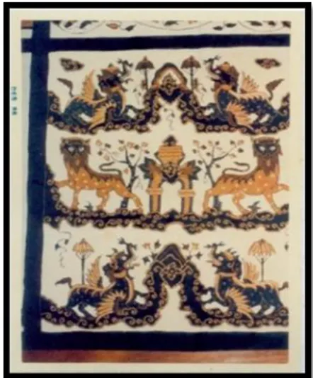 Gambar 1 . Corak Batik Paksi Naga Limau   (Sumber: Dokumen Seminar Lutfi Syarif )  Dalam  corak  pola  terlihat  susunan  pola  wadasan  membentuk gunungan yang disertai dengan corak  singa barong (binatang khayal dalam mitos hindu)  yang  saling  berhadap