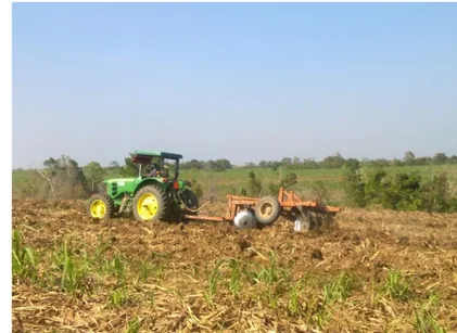 Gambar 10. Kegiatan pembajakan dengan implement Giant harrow 