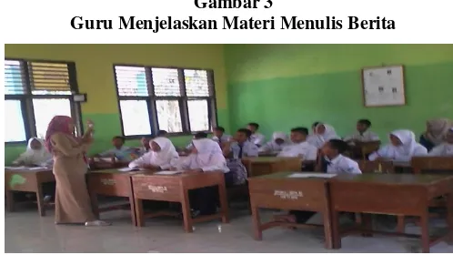 Gambar 3 Guru Menjelaskan Materi Menulis Berita  