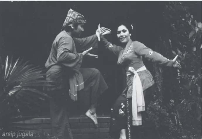 Gambar 2. Gugum Gumbira dan Ta  Saleh dalam  repertoar tari Rendeng Bojong (Foto: Koleksi Jugala, 