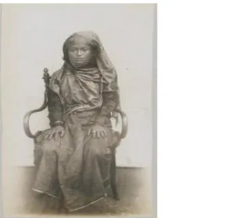 Gambar  2.2:  Istri  Panglima  Polim  Sigli  tahun  1903.  Foto  ini  diperkirakan  berasal dari Mayor K