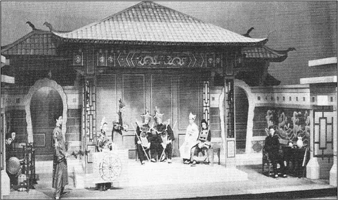 GAMBAR  1.26.  Tiruan  panggung  teater  Cina  yang  penuh  warna,  dengan  penata  perlengkapan di satu sisi dan pemain orkestra di sisi lain