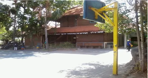 Gambar 1.2 : Terlihat bangunan rumah pohon Sekolah Alam Insan Mulia Surabaya 