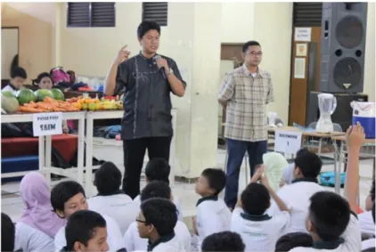 Gambar  1.8  :Tampak  Bapak  Ary  Dwi  Djatmiko  memberikan  pelatihan  entrepreneurship pada siswa