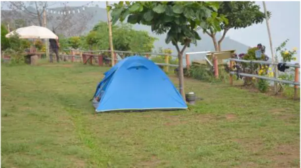 Gambar 4.5  : Wisatawan yang mendirikan tenda di tengah Binahal   Sumber  : Saragih 2019 