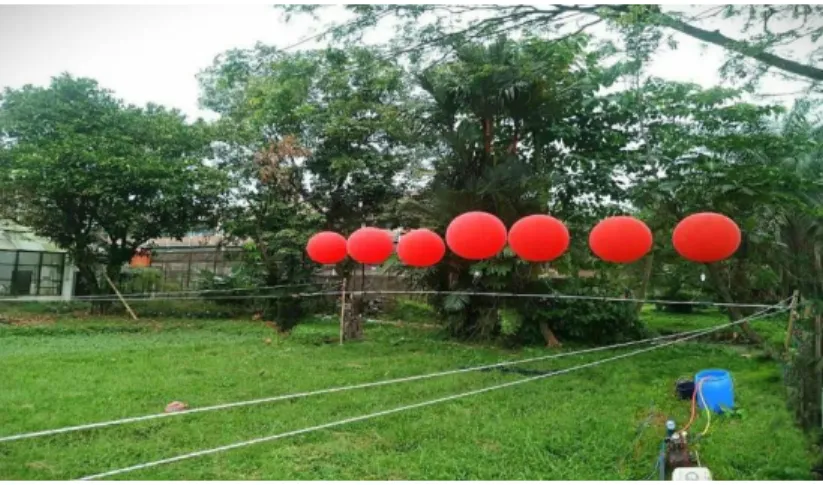 Gambar 2.Alat Penyemprotan dan pemupukan dengan Balon Helium  Alat ini menggunakan 5 balon helium dengan bahan latex dengan diameter  130cm 2  dan  volume  1,14m 3   dan  berat  beban  yanh  dapat  di  angkat  oleh  balon  adalah  1034gr