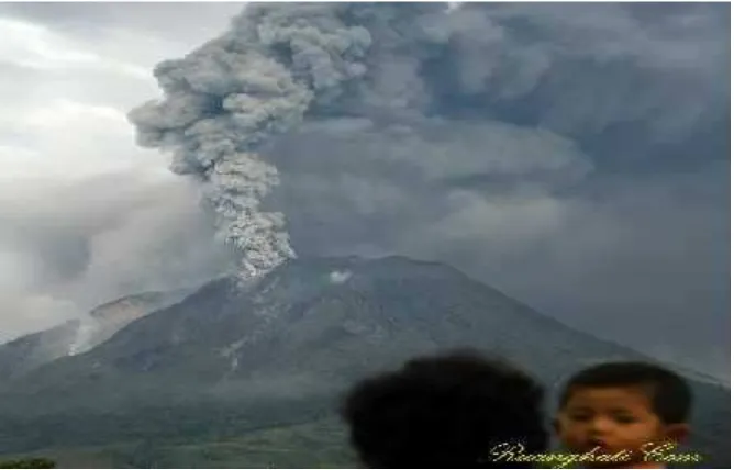 Gambar 2.3 Debu Vulkanik Gunung Sinabung (HTTP A,2010)