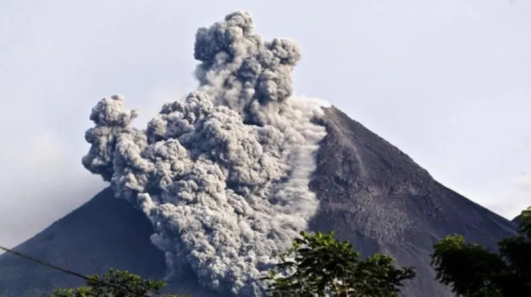 Gambar  42. proses erupsi gunung merapi
