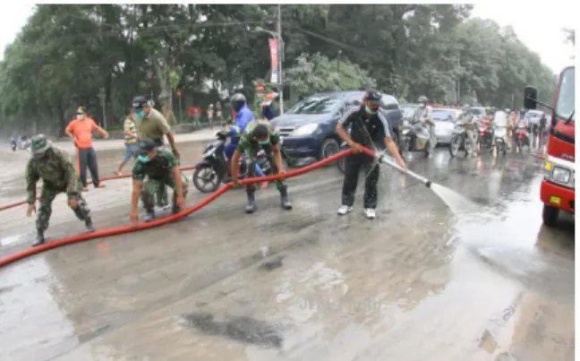 Gambar  44. Proses pembersihan abu vulkanik