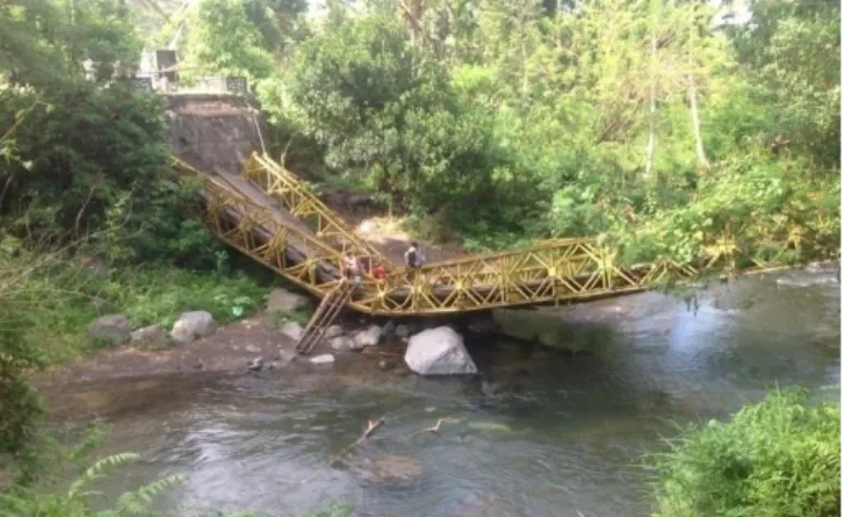 Gambar 7. Kerusakan jembatan oleh truk yang memuat pasir  atau batu melebihi  kapasitas  sehingga terputusnya jalur transpotrasi di Banjar Luah, Sidemen, Karangasem