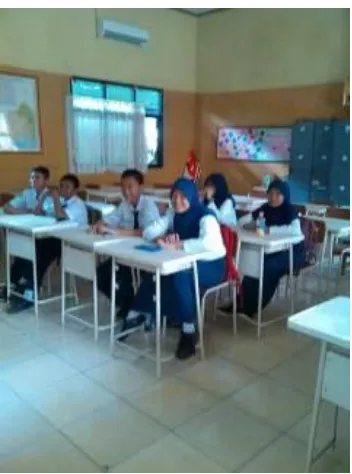 Gambar 9. Siswa SMP Negeri 1 sedang mencoba game edukasi Belajar Aksara Lampung  