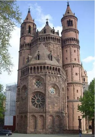 Gambar di samping: Cathedral of St. Peter, Jerman. Selesai dibangun padatahun 1181 dengan gaya Romanesque