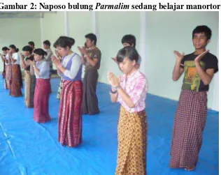 Gambar 2: Naposo bulung  Parmalim sedang belajar manortor  