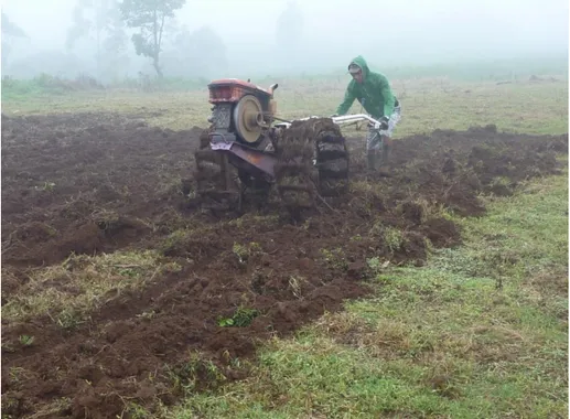 Gambar 2.  Pengolahan lahan penelitian dengan pembajakan tanah  pertama di kelurahan Pattapang, Kecamatan Tinggimoncong,  Kabupaten Gowa, Sulawesi Selatan  