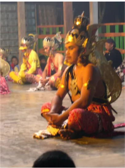 Gambar 2. Tata rias dan Busana Prabu Ramawijaya  (Dokumentasi Daruni) 