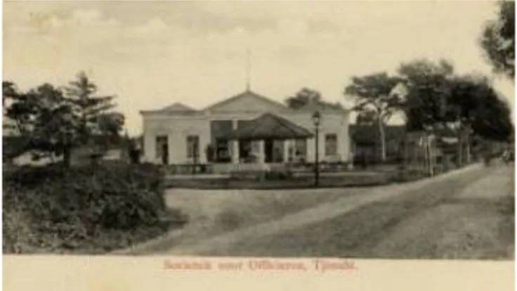 Gambar 1. Bangunan  Societeit Voor  Officieren  yang diambil antara tahun  1895 – 1910  