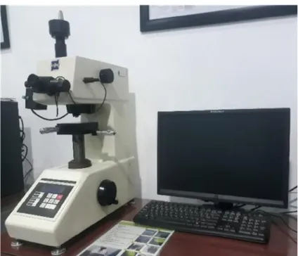 Gambar 3.5 Microhardness tester  b) Mesin Pengujian Impak 