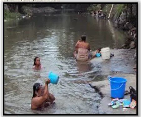 Gambar 9. Masyarakat yang mandi di sungai 