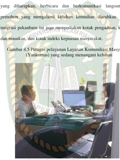 Gambar 4.5 Petugas pelayanan Layanan Komunikasi Masyarakat  (Yankomas) yang sedang menangani keluhan 