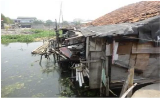 Gambar  2. Foto kondisi Kampung Apung dari dalam.  sumber: dokumentasi pribadi (2014 )