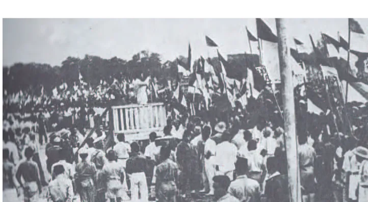 Gambar 5.14 Sukarno sedang memberikan pesan singkat pada rapat raksasa di Lapangan 