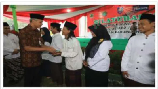 Gambar : Gubernur Jawa Tengah, Ganjar Pranowo, menyerahkan secara  simbolis Bantuan Insentif Pengajar Keagamaan Tahun 2020