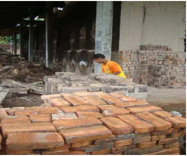 Gambar 3. Informan PR yang sedang menyusun batu bata 