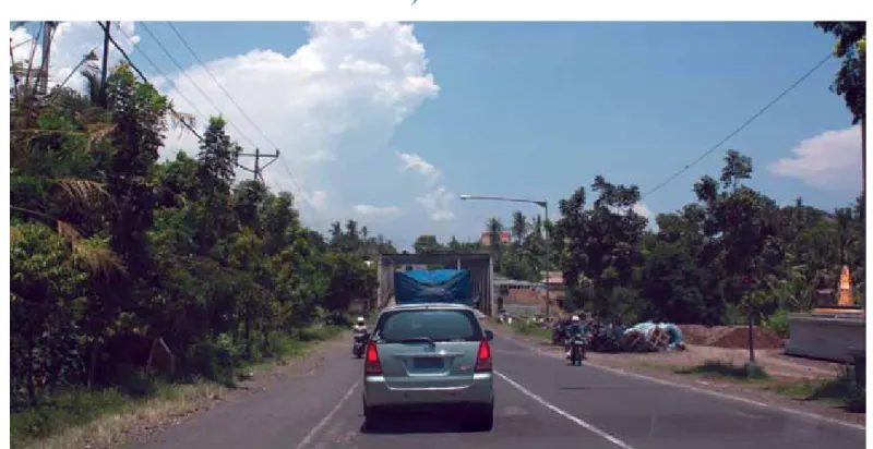 Gambar 1 menunjukkan proporsi jalan yang stabil berkisar  antara 24 hingga 95 persen, dan panjang jalan yang tidak  diaspal dan tidak dibangun hampir tidak ada di Bali dan 63  persen di Sulawesi.