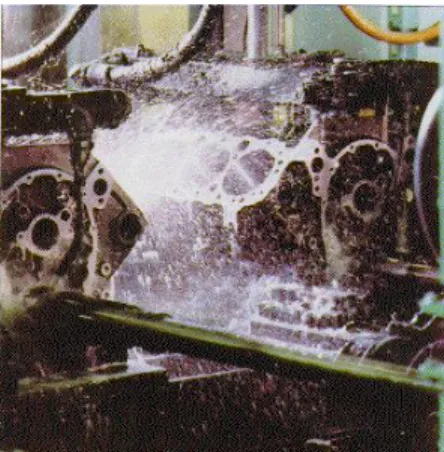 Gambar 6.1. Pemberian cairan pendingin dengan cara dibanjiri cairan  pendingin pada benda kerja 