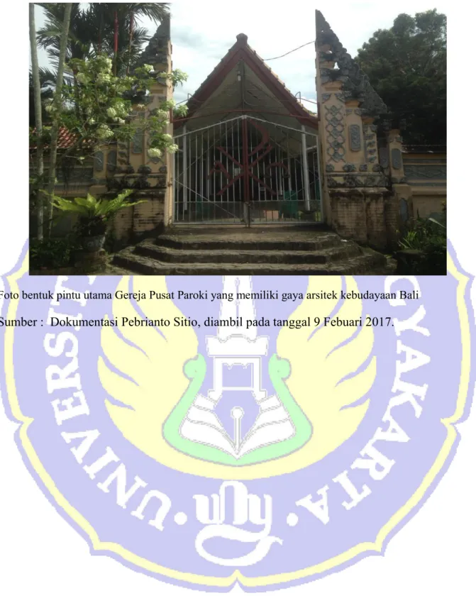 Foto bentuk pintu utama Gereja Pusat Paroki yang memiliki gaya arsitek kebudayaan Bali  Sumber :  Dokumentasi Pebrianto Sitio, diambil pada tanggal 9 Febuari 2017