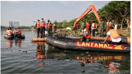 Gambar : Personil gabungan yang terdiri dari TNI AL hingga Pemkot Jakut  membersihkan sampah dan lumpur di Waduk Pluit