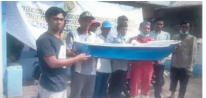 Gambar 3.Pelatihan dan pembuatan perahu ikan cadik  fiber glass bagi mitra kelompok nelayan di Pelabuhan Karangantu Kecamatan Kasemen Kota Serang Provinsi Banten
