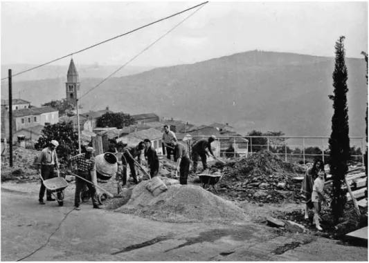 Fig. 2: Local people undertaking voluntary work to lay the foundations for the monu- monu-ment to their fallen fellow townsmen in Prebeneg/ Prebenico in 1971 (Archives of the  Slovene National and Study Library in Trieste, coll.: National Liberation War – 