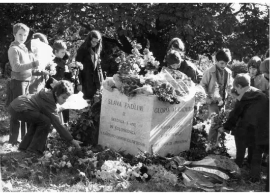 Fig. 4: Laying of flowers at the memorial near Sv. Ana/ Sant’Anna on Remembrance Day,  1st November, 1977 (Archives of the Slovene National and Study Library in Trieste, coll.: 
