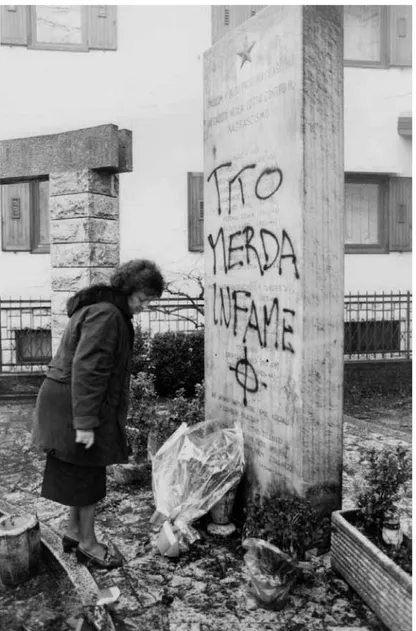 Fig. 5: Consul General of the Republic of Slovenia Vlasta Valenčič Pelikan at the dese- dese-crated Partisan monument in Bazovica / Basovizza, January 1998 (Archives of the  Slo-vene National and Study Library in Trieste, coll.: National Liberation War – L
