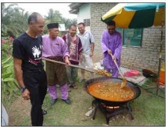 Gambar 4: Gotong royong bersama PIBG dalam menyediakan jamuan