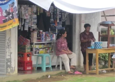 Gambar  17.  Ibu  Eka,  salah  seorang  anggota  kelompok  simpan  pinjam  di  Desa Cihamerang  yang  sedang  melayani  konsumen  di  warung  es  buah miliknya, hasil jerih payah dari pinjaman LKMS Kartini