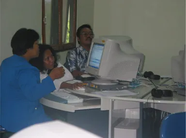 Foto 8: Tim PPM sedang menjelaskan cara mengakses Materi pembelajaran di internet