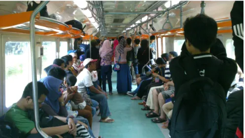 Gambar 2.2 Suasana Commuter Line 