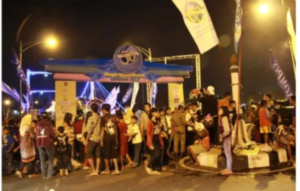Gambar  7.  Ramainya  pengunjung  Festival  Banjir  Kanal Barat 2013 (dokumentasi, 2013) 