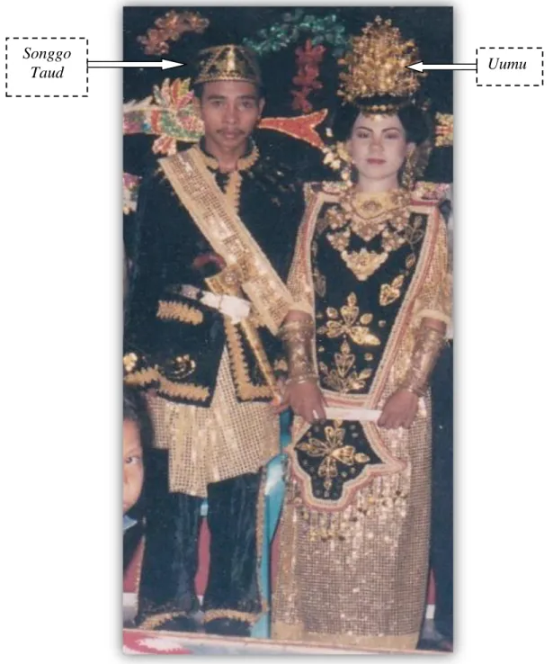 Gambar 3. Busana adat perkawinan uumu dan songgo taud  (Sumber : Koleksi Dok. Umi Kalsum E.N) 